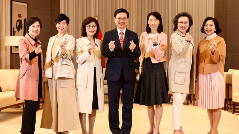 李家超今日(8日)在社交網站發文祝賀國際婦女節。(李家超FB圖片)