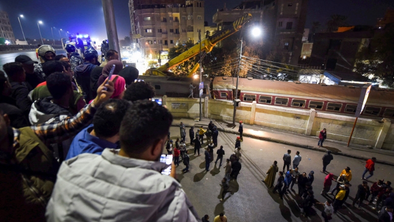 埃及火車出軌撞入月台。 REUTERS