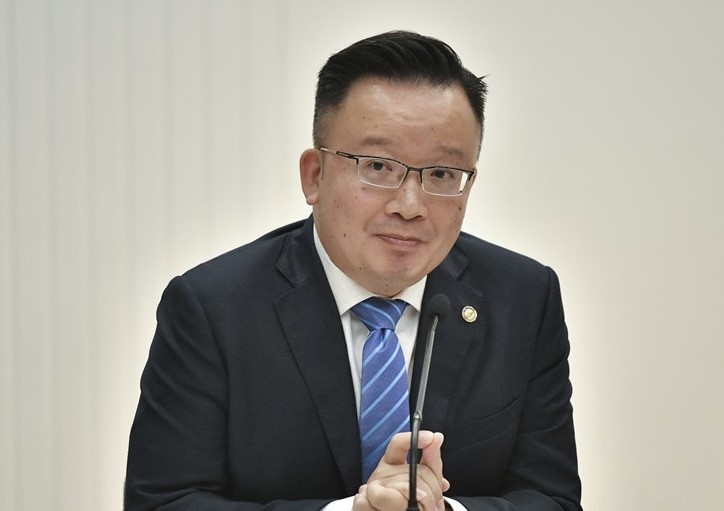 陈晓峰指自己作为中国人、作为律师,他感到无比自豪,他绝无保留地支持通过两份工作报告。 资料图片