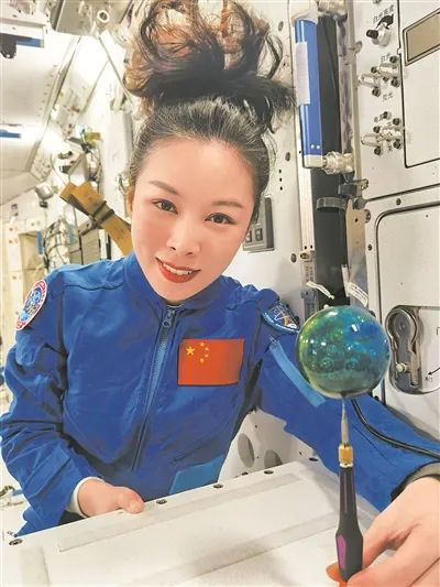 王亞平開展太空授課。