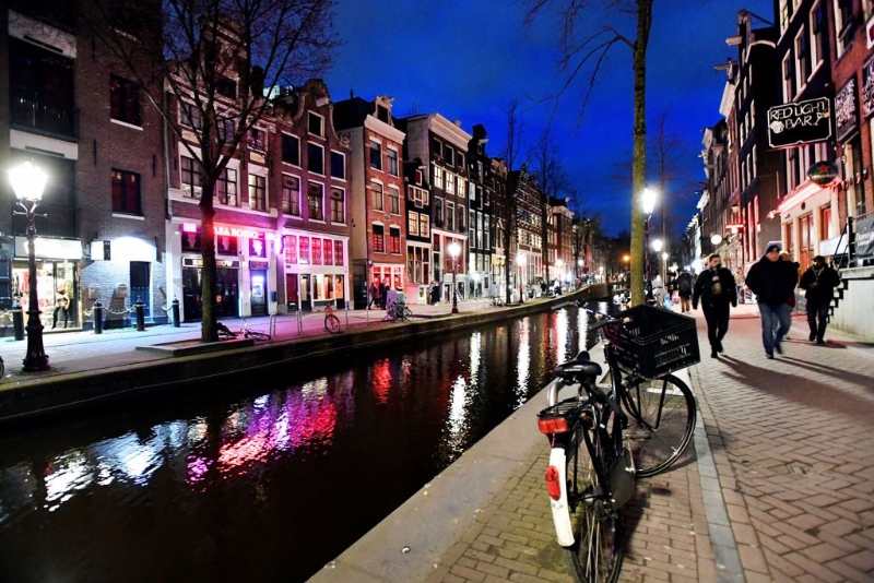 阿姆斯特丹当局有意成立色情中心，取代旧有红灯区，但光是选址就引发不少反弹声浪，连欧盟药管局也表达反对。 图为阿姆斯特丹红灯区。 （图/路透）