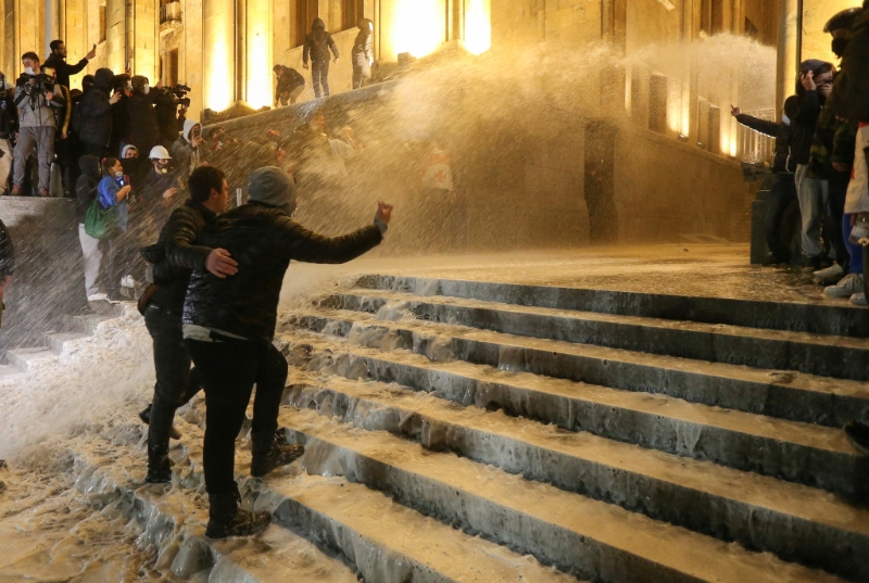 格鲁吉亚大规模示威反对外国代理人法案，警方以水炮驱散群众。 路透社