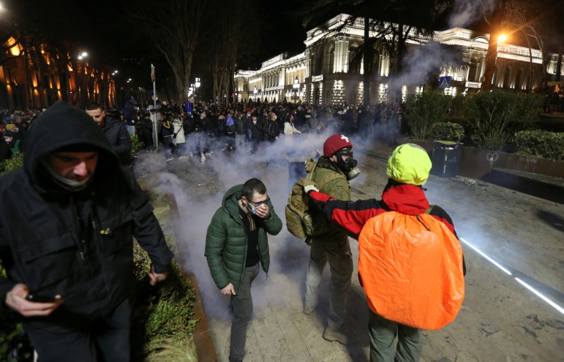  格魯吉亞大規模示威反對外國代理人法案，示威者戴面罩抵擋催淚煙。 路透社