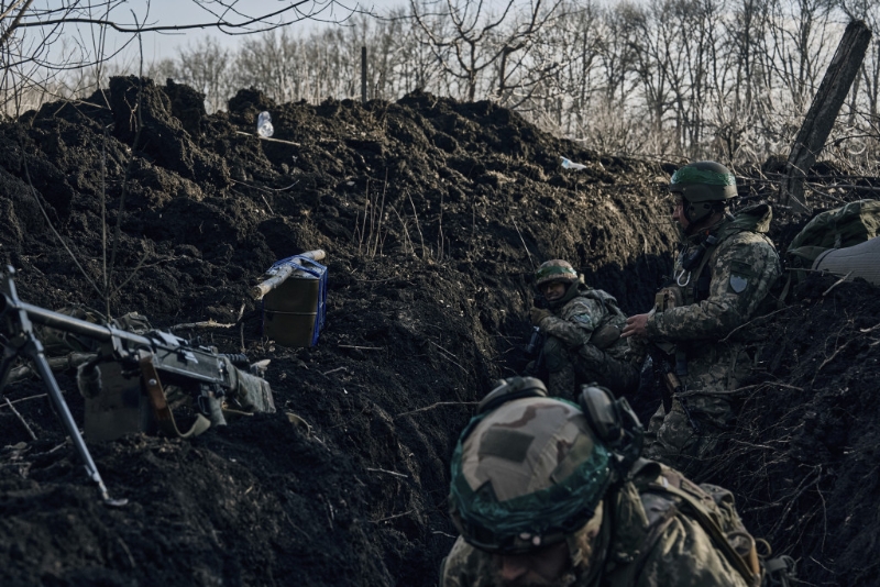 乌军在巴赫穆特（Bakhmut）附近的壕沟躲避俄方攻击。 美联社