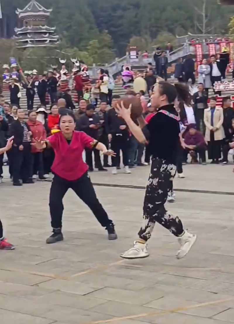 女球员均落力比赛。 网片截图