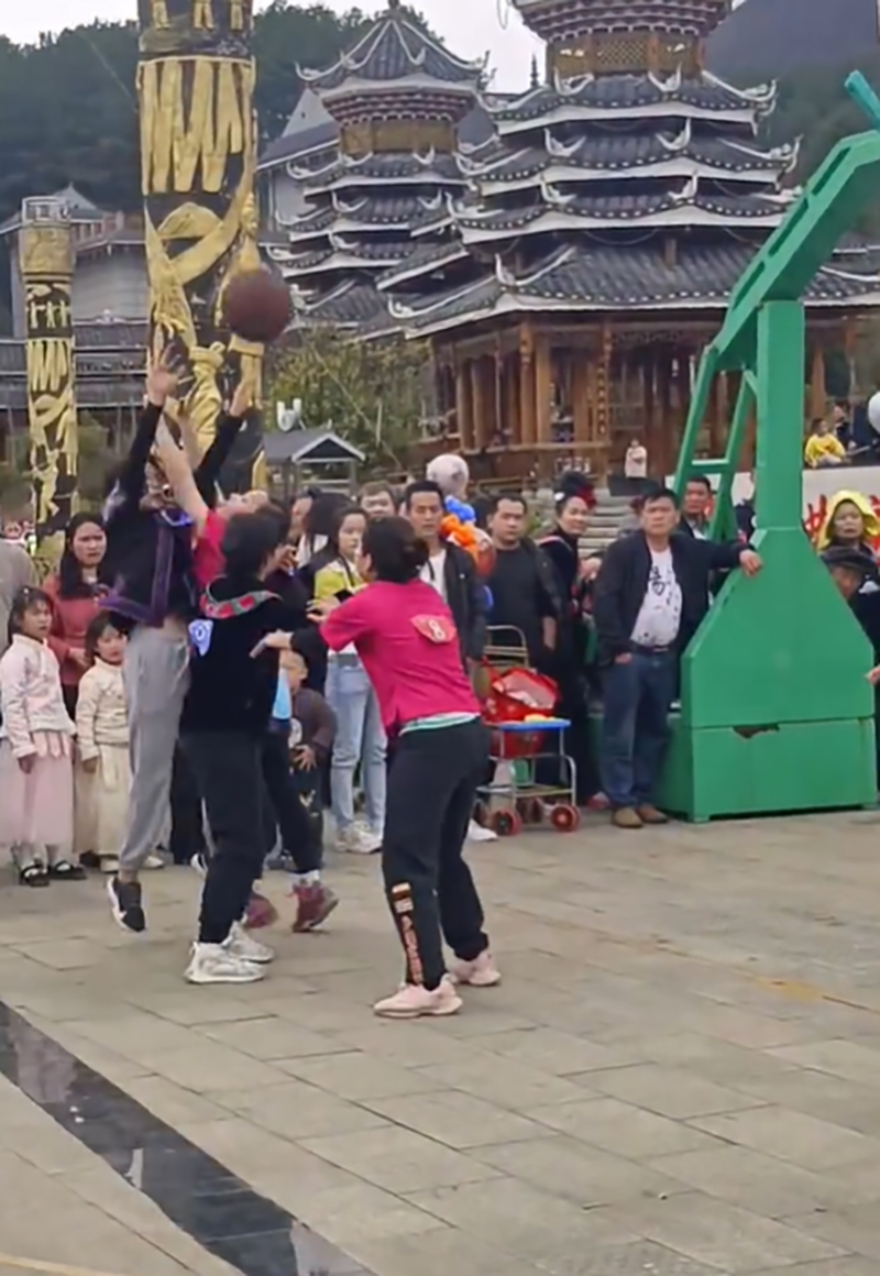 女球员们十分认真，现场观众看得肉紧 。 网片截图