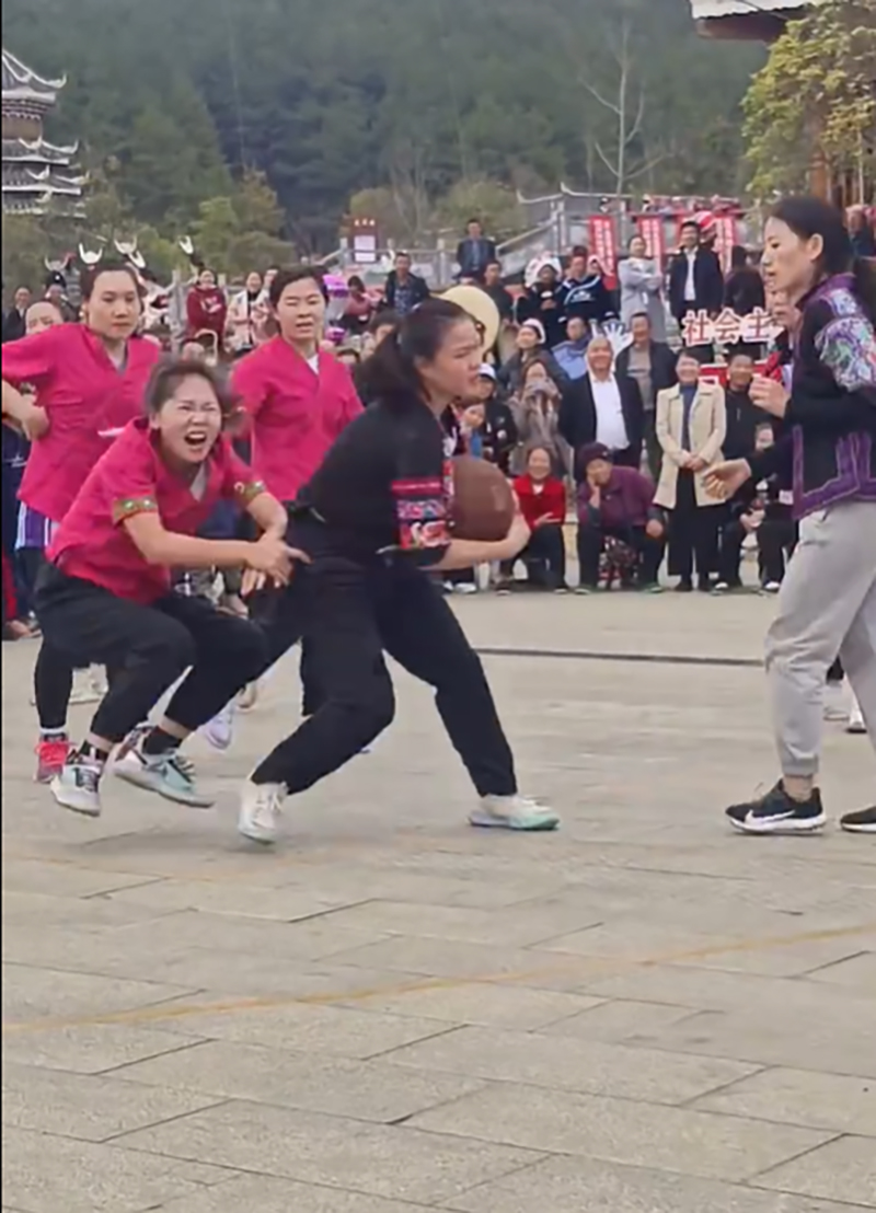 女球员都不拍篮球，有网民笑言：是打橄篮球？。 网片截图