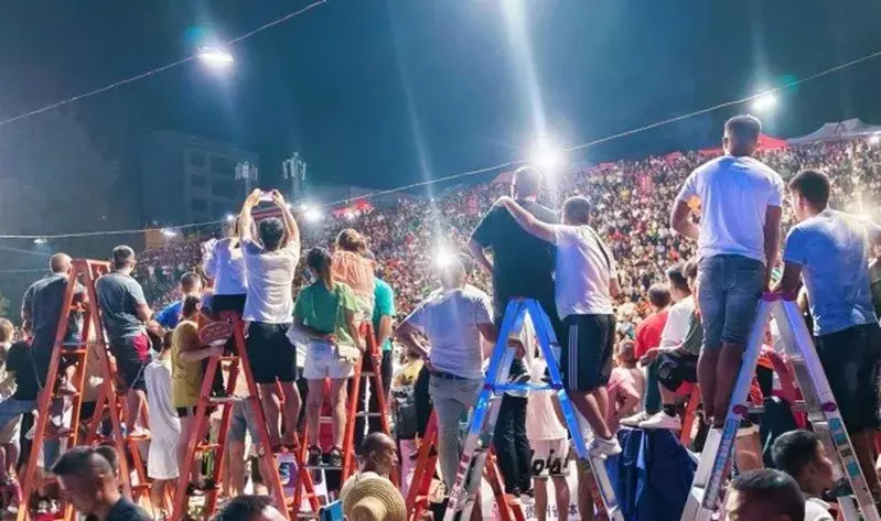 当时的比赛，现场座无虚席。 网图