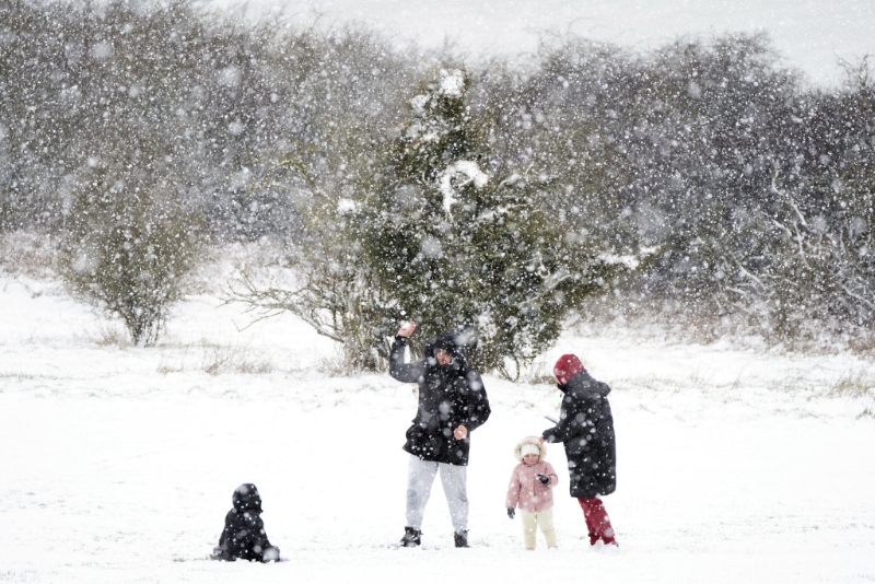 人們在貝德福德郡的 Dunstable Downs 的雪地裡玩耍。AP