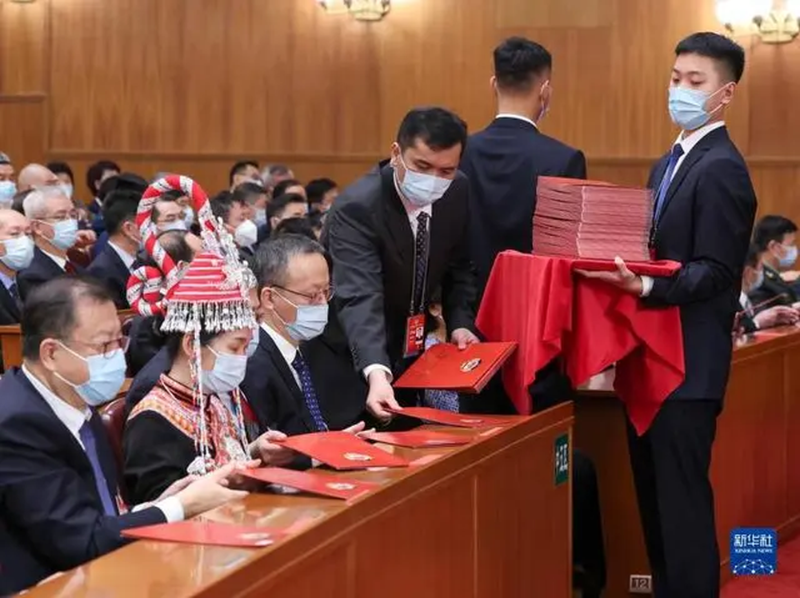 3月10日，全國政協十四屆一次會議在北京人民大會堂舉行第三次全體會議。這是工作人員發放選票。新華社