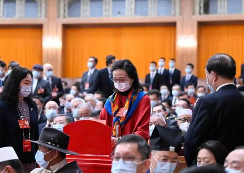 3月10日，全國政協十四屆一次會議在北京人民大會堂舉行第三次全體會議。這是委員在投票。新華社
