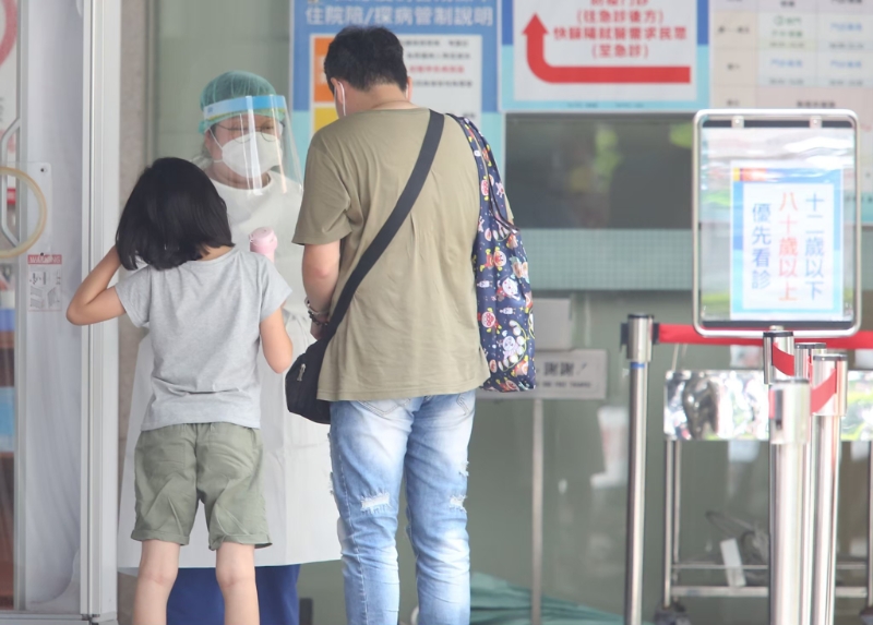 中央流行疫情指挥中心9日宣布,预计3月20日起调整为轻症免隔离。 (资料照片/陈俊吉摄)