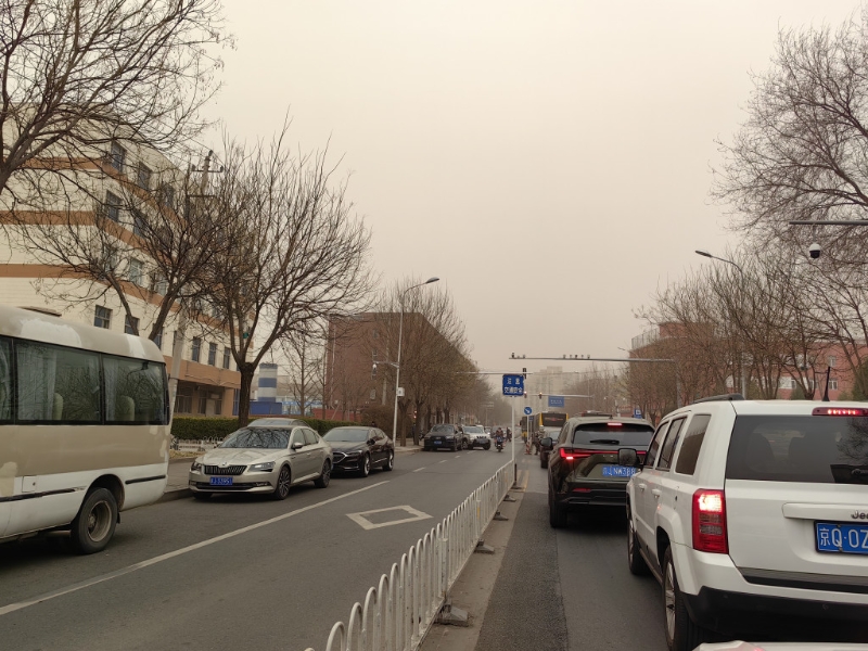 北京天空一片灰白。 張言天攝