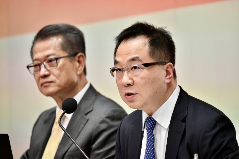 陈茂波（左）及财政司司长私人办公室政策统筹主任李文成（右）。 资料图片