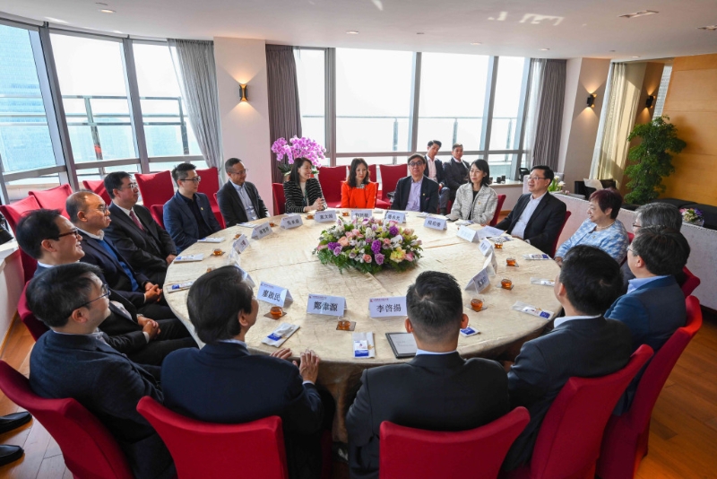 李家超在北京与中国香港（地区）商会代表茶聚。 李家超fb