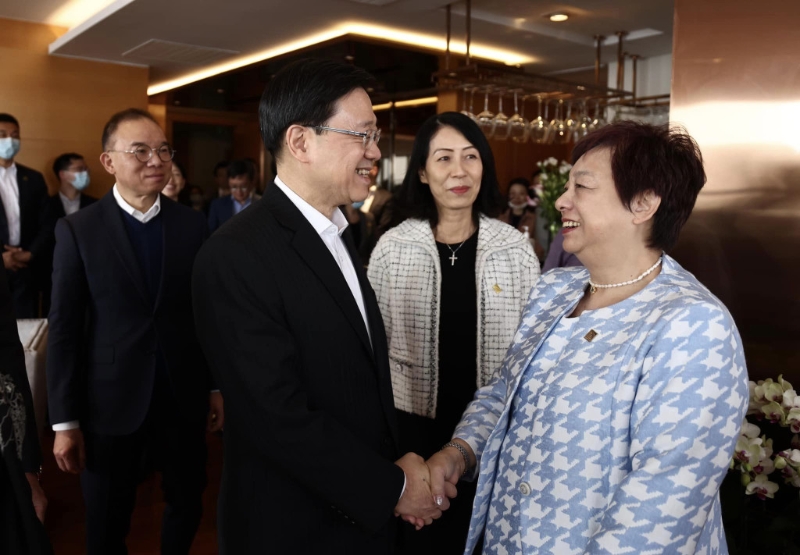 行政长官李家超在北京与中国香港（地区）商会代表茶聚。 李家超fb