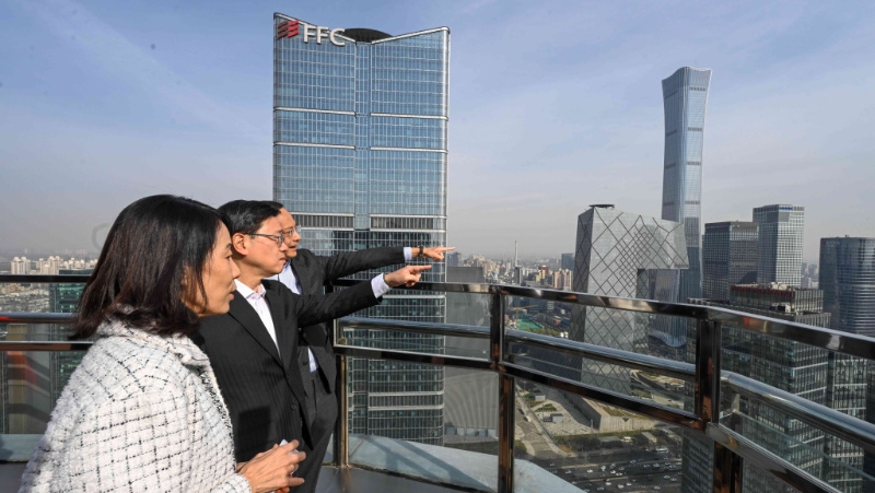 行政长官李家超在北京与中国香港（地区）商会代表茶聚。 李家超fb