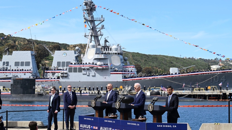 澳英美联盟（AUKUS）公布核动力潜艇具体计划，三国领导人在洛玛角海军基地见记者。 美联社