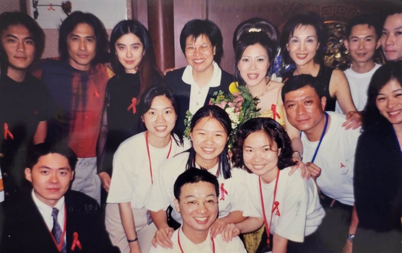 齐秦(左二)、王祖贤当年大方一起出席作家小彤主持的公益活动。 (摘自脸书)