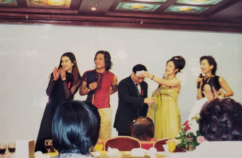 齐秦、王祖贤当年大方一起出席作家小彤、陈淑丽主持的公益活动。 (摘自脸书)