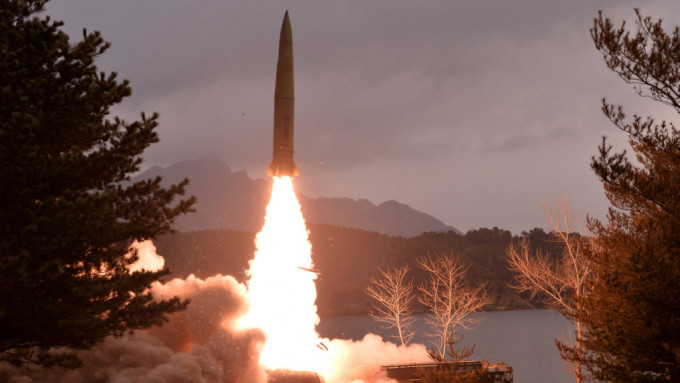 北韩于周二亦曾发射两枚中程地对地战术弹道导弹。 路透