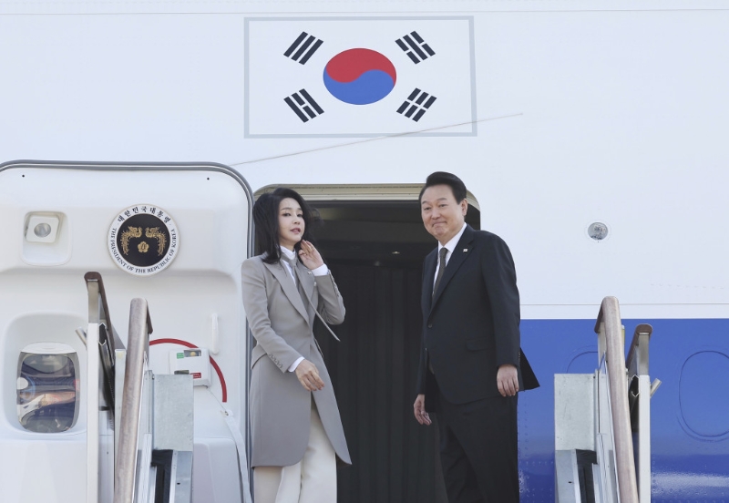 尹锡悦偕同夫人金建希从首尔近郊的机场搭乘专机飞往日本。 AP