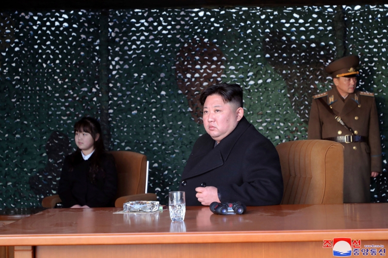 北韓領導人金正恩和他的女兒一起觀看了飛彈發射過程，其中包括顯然是由裝在飛彈上的相機從太空拍攝的照片。(圖/美聯社)