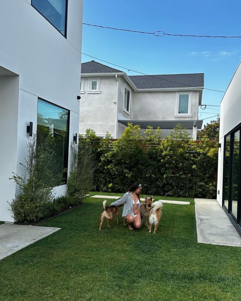 家姐王曼喜亦齐齐晒泳照，家中还有草地可以让爱犬任意奔跑。 