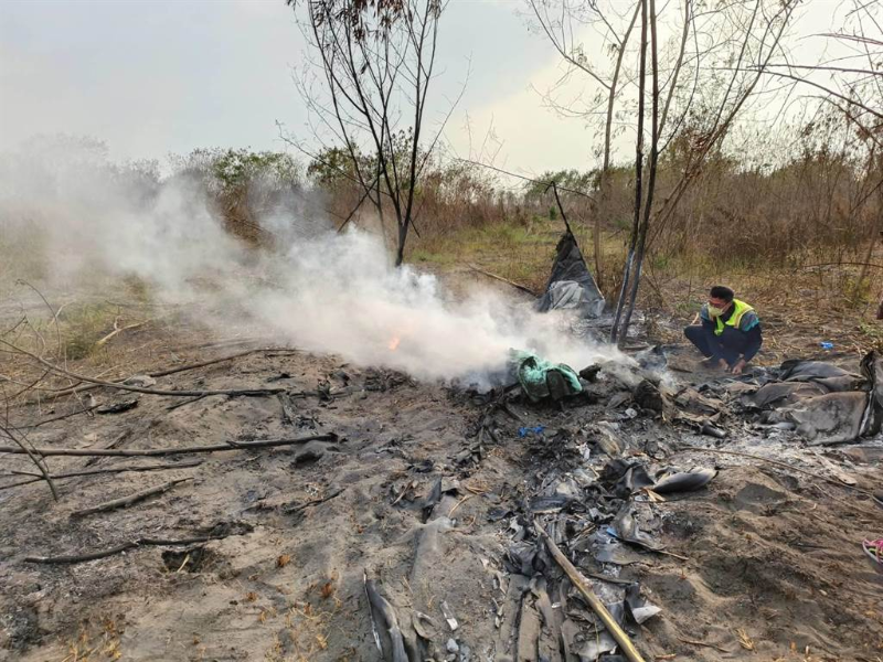小型飞机坠落起火燃烧，机上教练林国裕与18岁日籍学生本田殒命。
