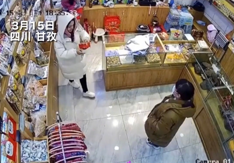 店主發放監控錄像，顯示2名女遊客進店拿了一盒蟲草。 網上圖片 
