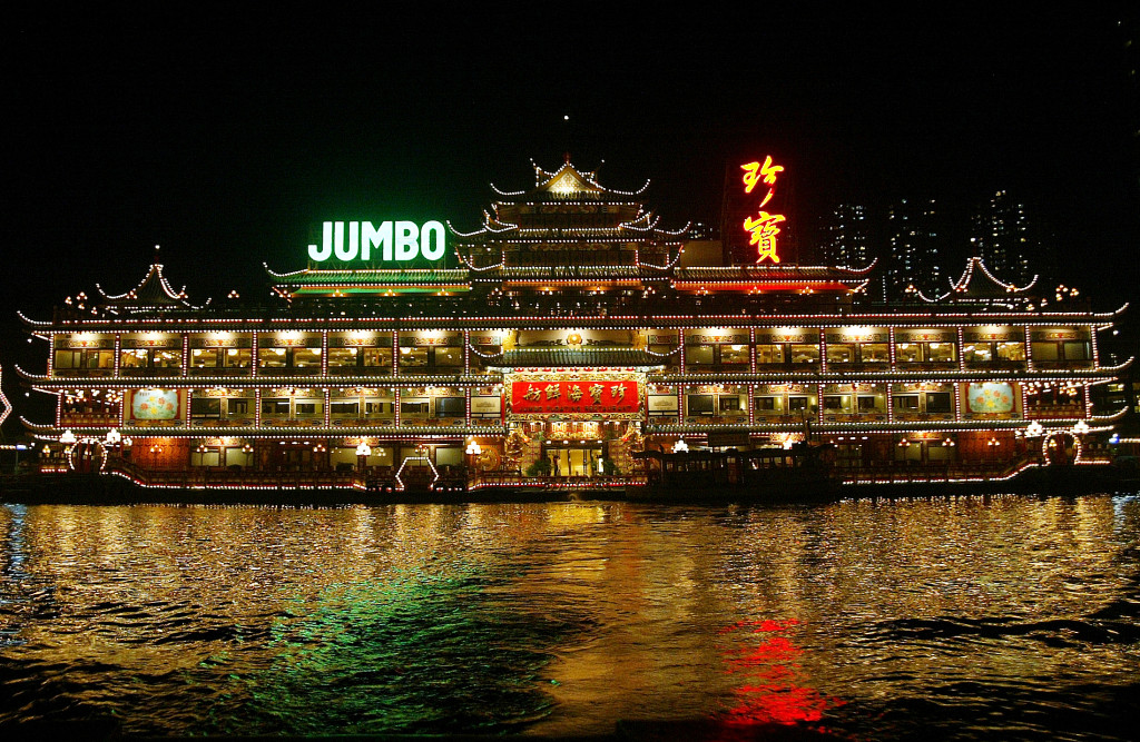 《食神》取景地珍宝海鲜舫厨房船倾斜入水逾半年,料月内吊起 | 星岛环球网