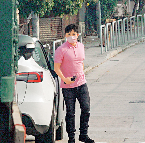 據悉，方力申得知女友曾被人跟蹤後，出入總是高度戒備！當日，他駕車至太和附近，似乎發現本刊的採訪車，於是突然將車駛埋一邊；隨即，他一臉神色凝重地落車。