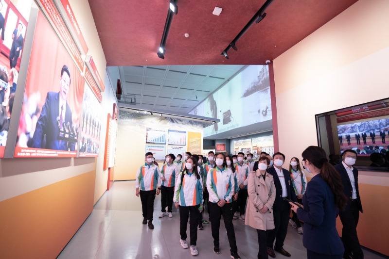 何珮珊（前排左三）带领团员参观深圳博物馆的改革开放展览馆。