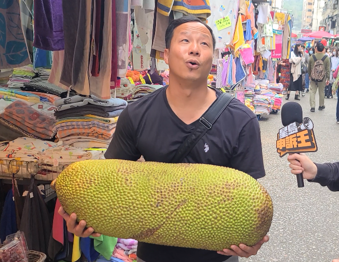 市民Kenny身型壮健，可以捧起一个大树菠萝，惟他直言要徒手捧走两个是不可能。