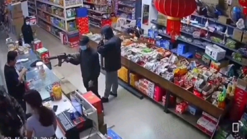 一名说普通话的女店员遭强行绑架拉走。 微博片截图