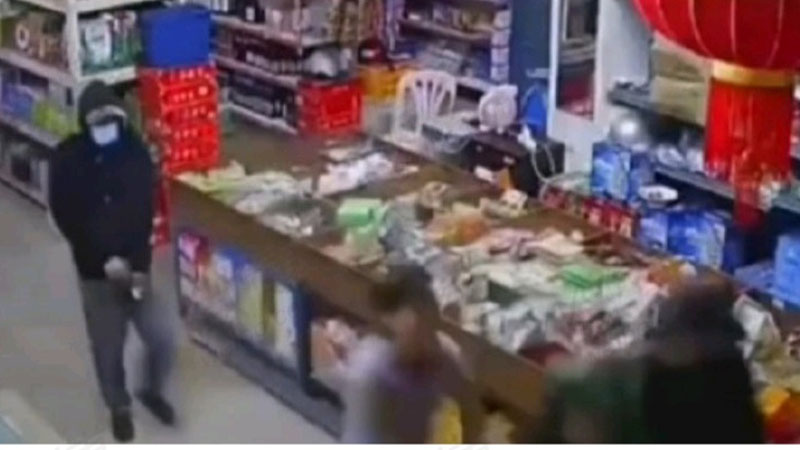 现场影片显示，该名女店员被绑时，用中文大喊：「我有两个小孩」。 微博片截图