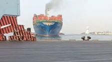 台湾高雄港7.4万吨货轮“90度直撞”码头，影片疯传