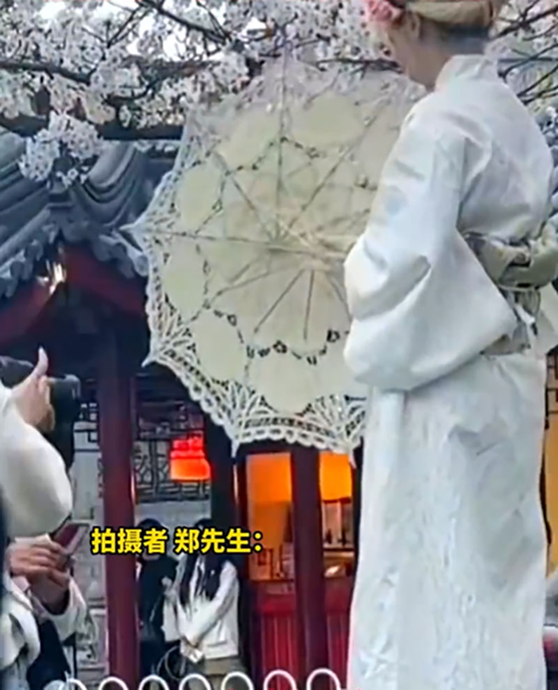 男子认为「多少有些不尊重历史，伤风败俗。」 网图