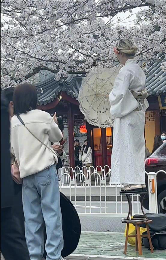 有人认为女子有穿衣自由。 网图