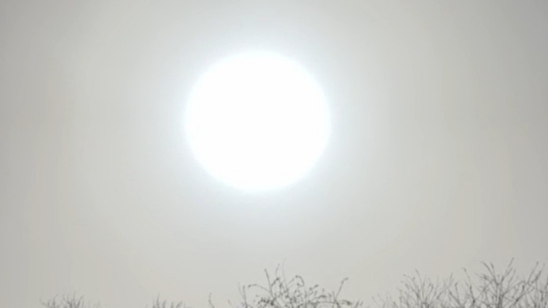 北京上空今早再现蓝太阳。 网图