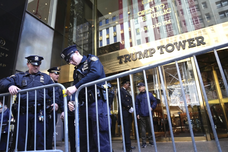 警察在紐約特朗普大廈前設置路障。AP