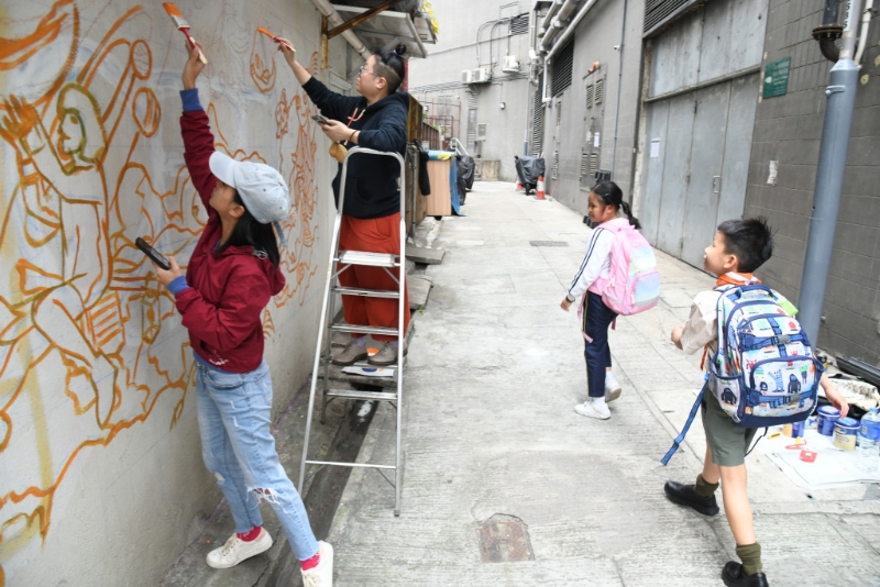 在香港，要合法涂鸦首先须先征得墙壁业主的同意。