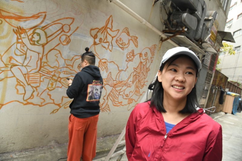 本地艺术家Vivian Ho有分参与今年的HKWalls艺术节，她由读书时代已开始街头快闪创作。