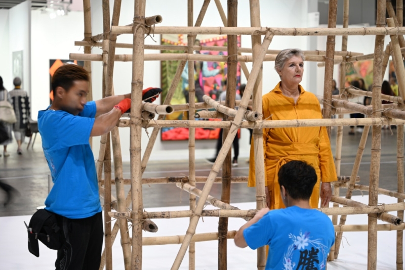 《Art Basel香港2023》Mella Jaarsma在展会期间持续建造的《The Constructor》（EN8）
