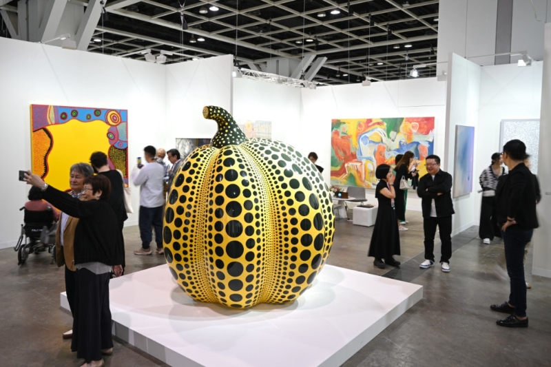 《Art Basel香港2023》现场便摆放了草间弥生标志性的大南瓜雕塑品及多幅画作