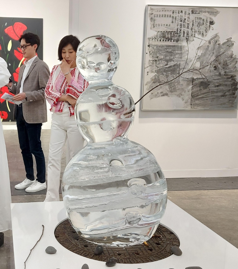 由真冰雕刻的艺术品《Iceman in Reality Park》，随时时间而融化，来自Gladstone Gallery。