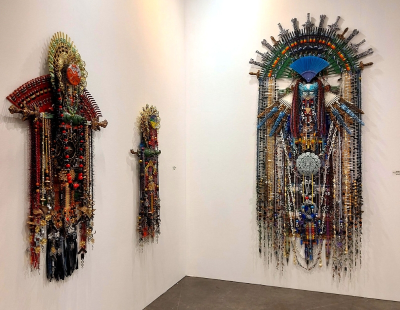 纽约艺廊带来马来西亚伊班族艺术家Anne Samat的作品系列如《Eyes Are Like Angels but Hearts Is Cold 1》（2021）。