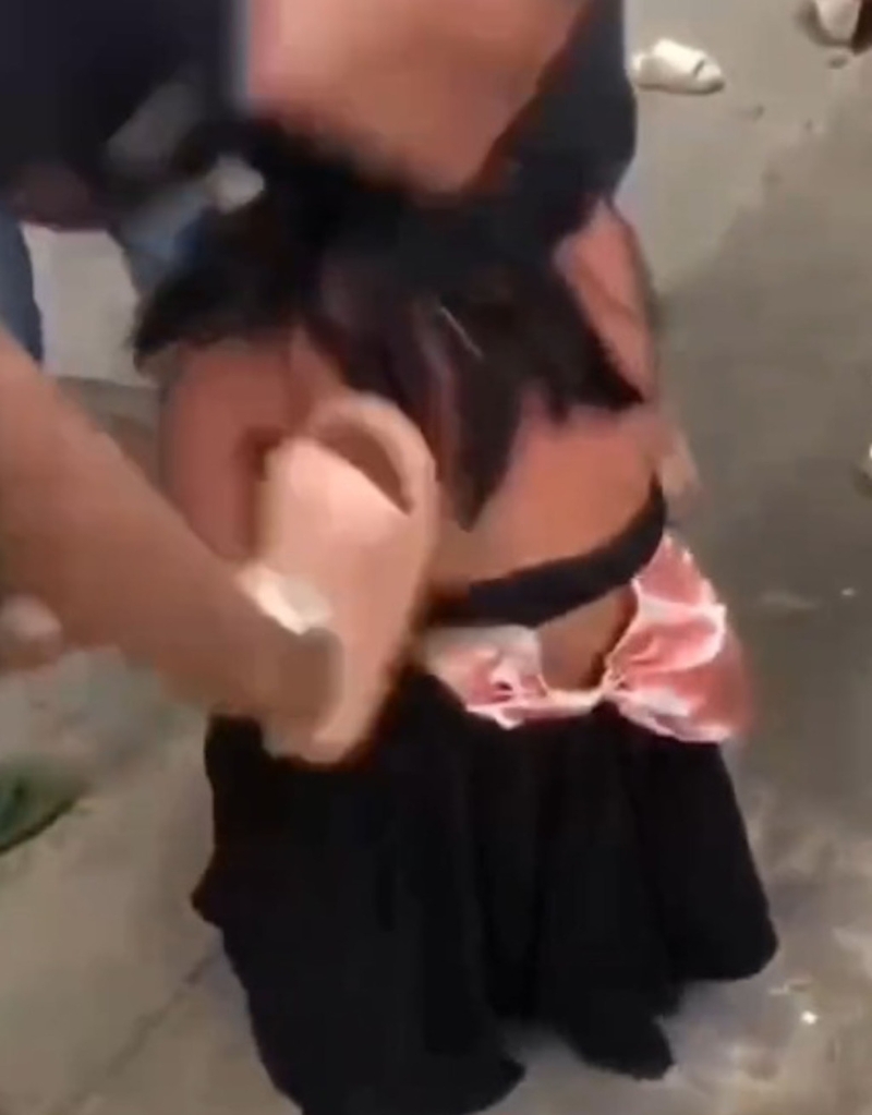 一群女生向女事主施暴，拳打腳踢，還將她推落河，並舉機拍片。 網片截圖