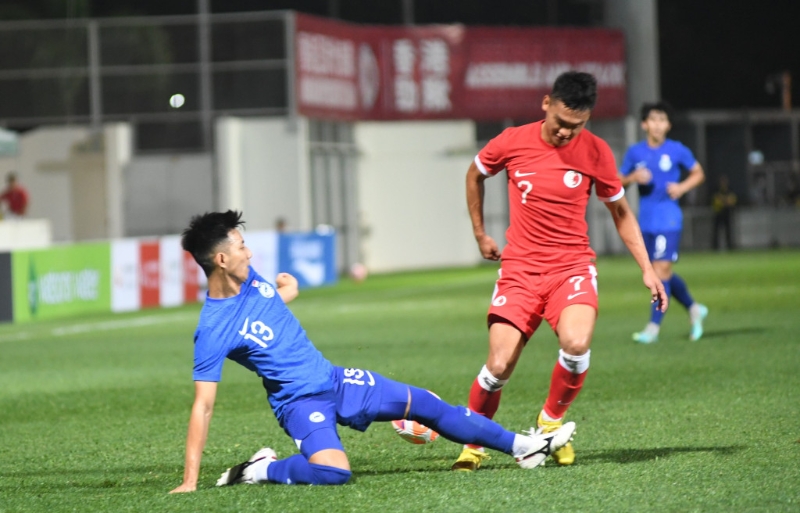 羅梓駿(紅衫)推進，被新加坡球員出腳攔截。吳家祺、陸永鴻攝