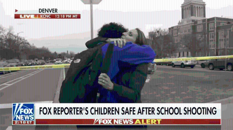 阿库钠张开双臂，紧紧地抱着从旁走来的儿子，并用母亲关怀的语气，一边抚摸着儿子的头一边说：「我这里就快可以了。」 （新闻直播截图）